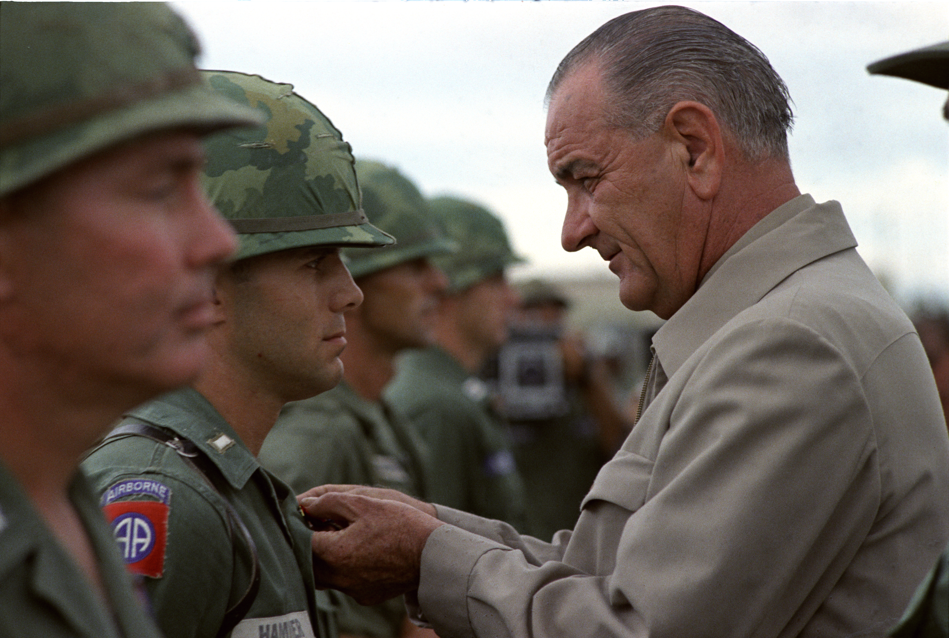 President Johnson awards the Distinguished Service Cross to First Lieutenant Marty A. Hammer. LBJ Library photo by Yoichi Okamoto #C3598-22.