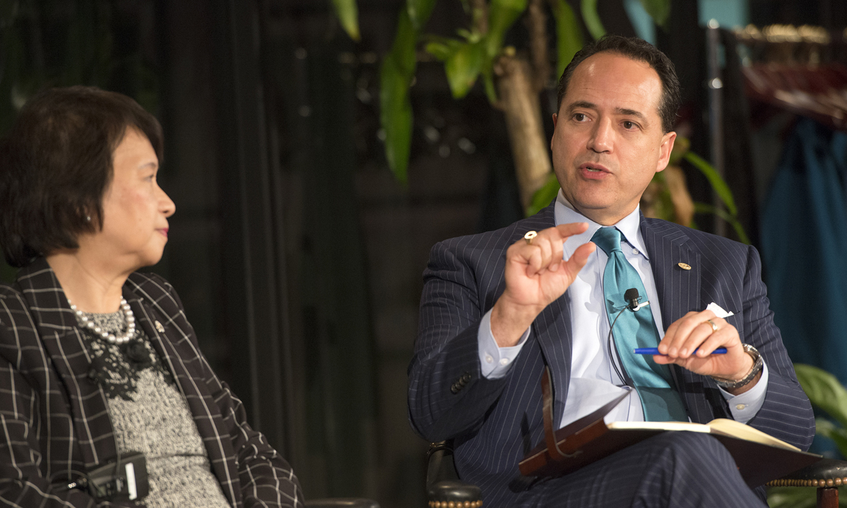 (L-R) Rep. Angie Chen Button and Sen. José Menéndez. LBJ Library photo by Jay Godwin #DIG14450-007.