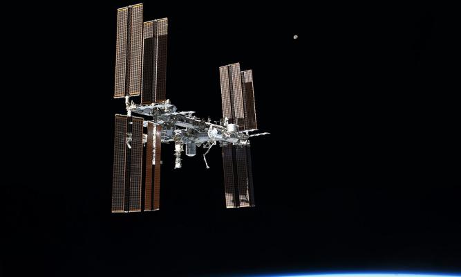 STS-135 final flyaround of ISS.